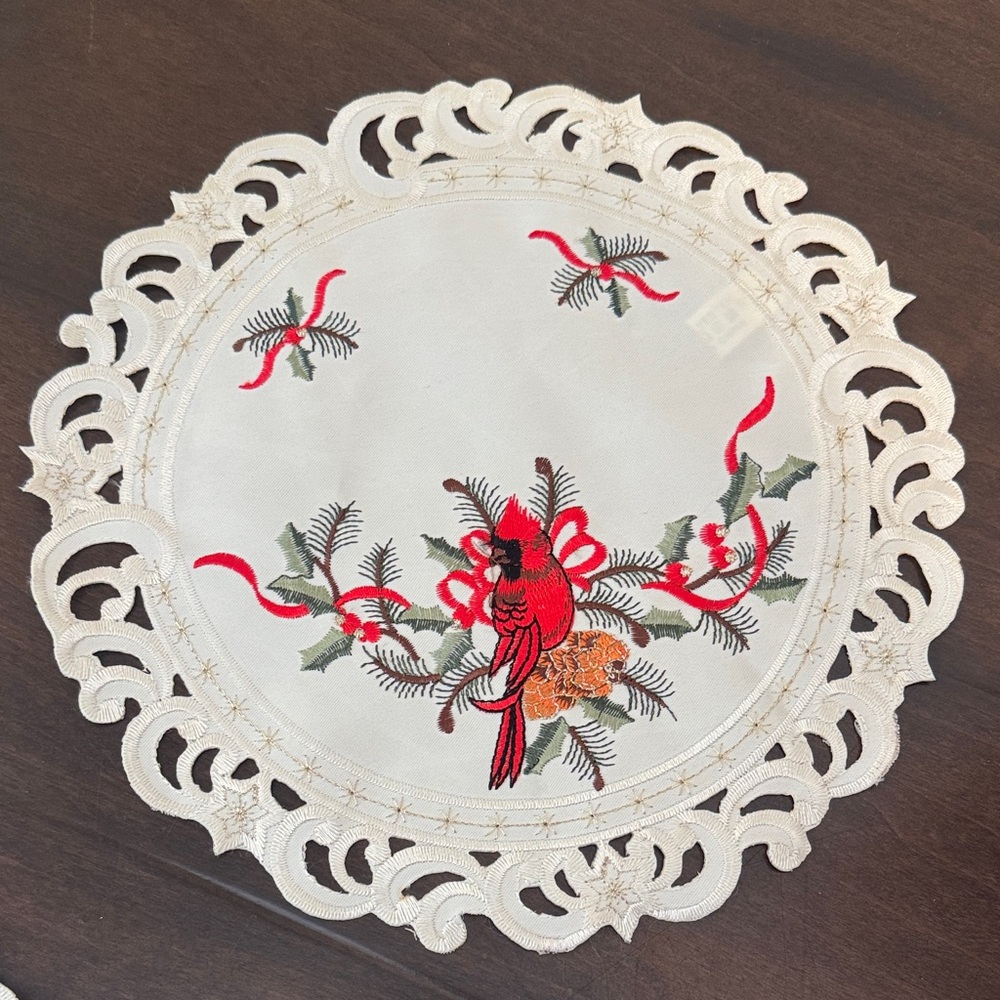 NEW 11” round Embroidered Lace Doily w Cardinal Design CHRISTMAS WINTER ❤️ love